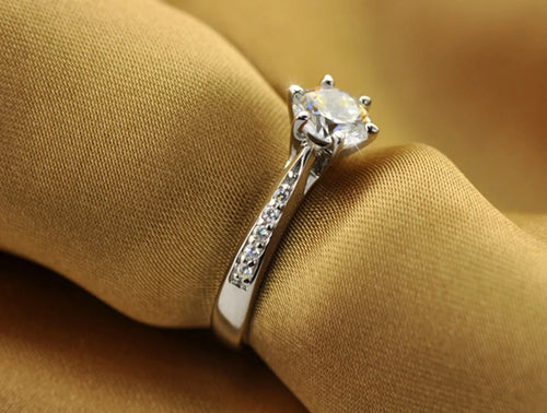 Anillo Solitario · Plata 925 con Diamante de Imitación